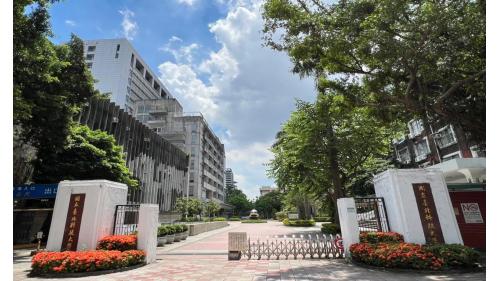 &nbsp;忠孝新生站為板南線之轉乘站，副站名為台北科大，位於新生南路一段，附近有華山文化創意產業園區、光華商場及臺北科技大學等，皆為附近帶來許多人潮。【圖/國立臺北科技大學】