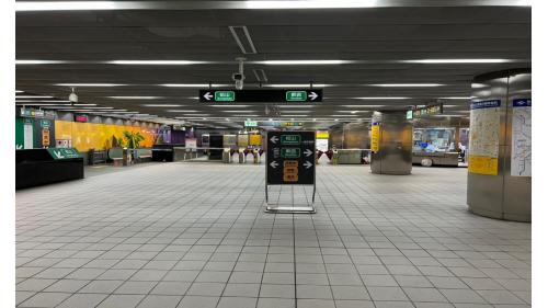 &nbsp;松江南京站為地下四層車站，設有8處出入口，地下一樓為大廳層，設有車站大廳、詢問處、自動售票機、驗票閘門、洗手間。