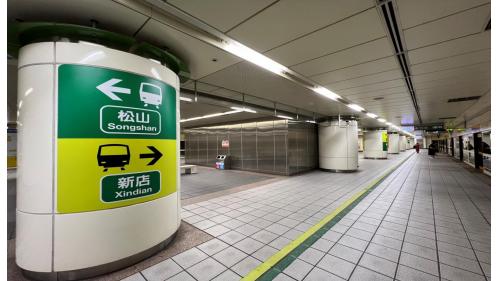 &nbsp;松江南京站為地下四層車站，設有8處出入口，地下一樓為大廳層，地下二樓為松山新店線月台層，地下四樓為中和新蘆線月台層，松山新店線設有兩座側式月台及全高式月台門，中和新蘆線設有一座島式月台及全高式月台門。【圖/地下二樓松山新店線月台層】