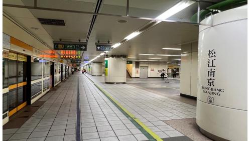 &nbsp;松江南京站為地下四層車站，設有8處出入口，地下一樓為大廳層，地下二樓為松山新店線月台層，地下四樓為中和新蘆線月台層，松山新店線設有兩座側式月台及全高式月台門，中和新蘆線設有一座島式月台及全高式月台門。【圖/地下四樓中和新蘆線月台層】