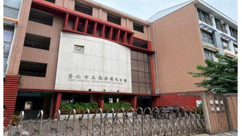 &nbsp;松江南京站為松山新店線之轉乘站，位於松江路，中和新蘆線編號為O08，於2010年11月啟用，松山新店線編號為G15，於2014年11月啟用。車站鄰近學區，設有中山女中及長安國中等。