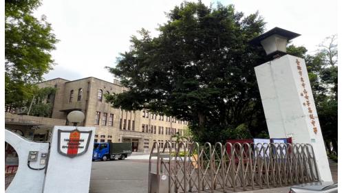 &nbsp;松江南京站為松山新店線之轉乘站，位於松江路，中和新蘆線編號為O08，於2010年11月啟用，松山新店線編號為G15，於2014年11月啟用。車站鄰近學區，設有中山女中及長安國中等。