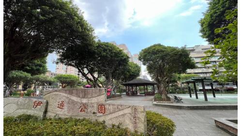 &nbsp;松江南京站為松山新店線之轉乘站，位於松江路，中和新蘆線編號為O08，於2010年11月啟用，松山新店線編號為G15，於2014年11月啟用。車站鄰近學區，設有中山女中及長安國中等。