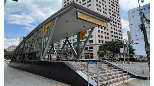 &nbsp;行天宮站為地下三層車站，設有4處出入口，無障礙電梯位於出口2。出口2、3、4均有聯合開發大樓。【圖/1號出口】
