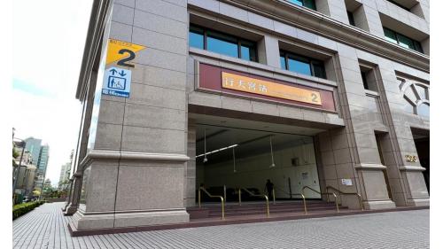 &nbsp;行天宮站為地下三層車站，設有4處出入口，無障礙電梯位於出口2。出口2、3、4均有聯合開發大樓。【圖/2號出口】