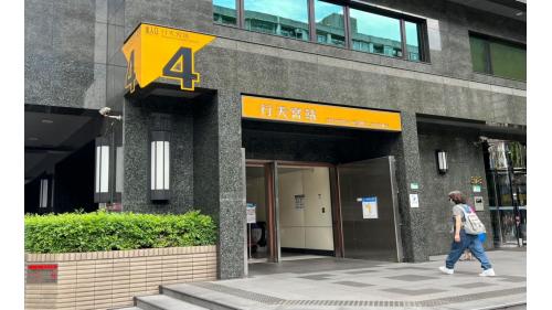 &nbsp;行天宮站為地下三層車站，設有4處出入口，無障礙電梯位於出口2。出口2、3、4均有聯合開發大樓。【圖/4號出口】
