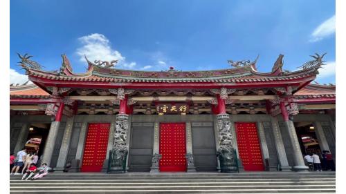 &nbsp;行天宮站編號為O09，位於松江路上，本站為中和新蘆線與規劃中民生汐止線之交會車站，於2010年11月啟用，車站附近有行天宮、大同高中及松江市場。