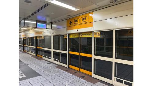 &nbsp;中山國小站為地下二層車站，設有4處出入口，地下一樓為大廳層，地下二樓為月台層，設有一座島式月台及全高式月台門。【圖/一月台，往廻龍/蘆洲方向】
