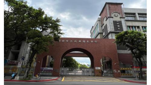 &nbsp;中山國小站編號為O10，副站名晴光商圈，位於民權東路一段上，於2010年11月啟用，車站附近有中山國小、晴光商圈及新興國中。