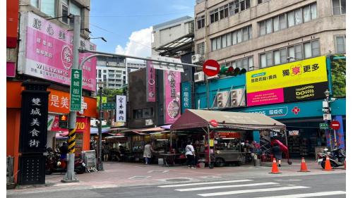 &nbsp;中山國小站編號為O10，副站名晴光商圈，位於民權東路一段上，於2010年11月啟用，車站附近有中山國小、晴光商圈及新興國中。【圖/晴光商圈】