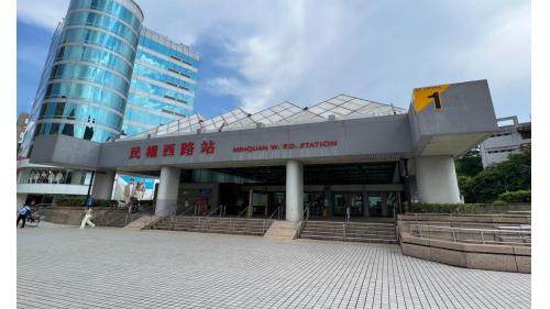 &nbsp;民權西路站為淡水信義線之轉乘站，位於民權西路上，為地下三層車站，設有10處出入口。【圖/1號出口，民權西路】