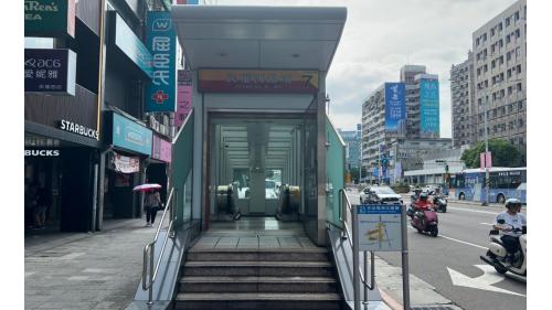 &nbsp;民權西路站為淡水信義線之轉乘站，位於民權西路上，為地下三層車站，設有10處出入口。 【圖/7號出口，中山北路二段】