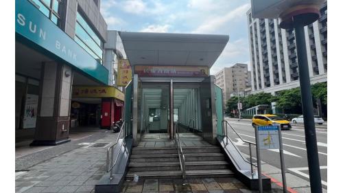 &nbsp;民權西路站為淡水信義線之轉乘站，位於民權西路上，為地下三層車站，設有10處出入口。 【圖/8號出口，中山北路二段】