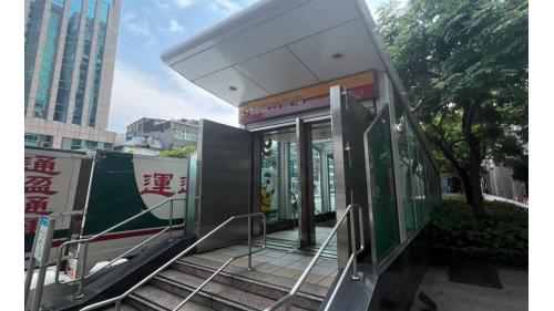 &nbsp;民權西路站為淡水信義線之轉乘站，位於民權西路上，為地下三層車站，設有10處出入口。 【圖/9號出口，北山北路三段】