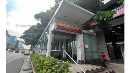 &nbsp;民權西路站為淡水信義線之轉乘站，位於民權西路上，為地下三層車站，設有10處出入口。 【圖/10號出口，中山北路三段】