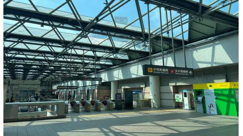 &nbsp;民權西路站為地下三層車站，設有10處出入口，地上一樓為淡水信義線大廳層，地下一樓為淡水信義線月台層，地下二樓為中和新蘆線大廳層。
