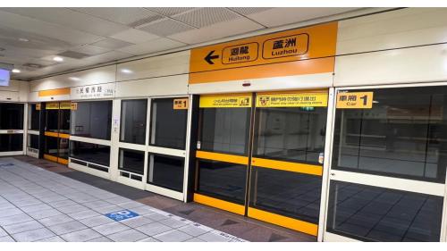 民權西路站為地下三層車站，設有10處出入口，地上一樓為淡水信義線大廳層，地下一樓為淡水信義線月台層，地下二樓為中和新蘆線大廳層，地下三樓為中和新蘆線月台層，中和新蘆線設有一座島式月台及全高式月台門，淡水信義線設有一座島式月台及半高式月台門。【圖/三月台，往迴龍／蘆洲方向】