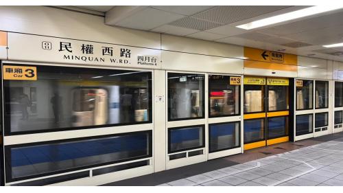 &nbsp;民權西路站為地下三層車站，設有10處出入口，地上一樓為淡水信義線大廳層，地下一樓為淡水信義線月台層，地下二樓為中和新蘆線大廳層，地下三樓為中和新蘆線月台層，中和新蘆線設有一座島式月台及全高式月台門，淡水信義線設有一座島式月台及半高式月台門。【圖/四月台，往南勢角方向】