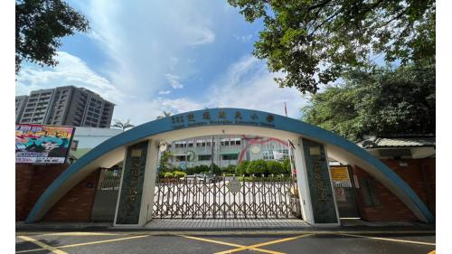 &nbsp;民權西路站為淡水信義線之轉乘站，位於民權西路上，中和新蘆線編號為O11，於2010年11月啟用，在淡水信義線編號為R13，於1997年3月啟用。車站附近有成淵高中及雙蓮國小。