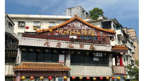 &nbsp;民權西路站為淡水信義線之轉乘站，位於民權西路上，中和新蘆線編號為O11，於2010年11月啟用，在淡水信義線編號為R13，於1997年3月啟用。車站附近有成淵高中及雙蓮國小。