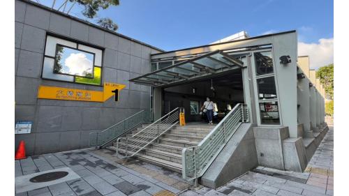 &nbsp;大橋頭站編號為O12，副站名大橋國小，位於民權西路，於2010年11月啟用，本站為新莊線與蘆洲線分界。大橋頭站為地下四層車站，設有3處出入口。【圖/1號出口，稻江商職】