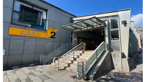 &nbsp;大橋頭站編號為O12，副站名大橋國小，位於民權西路，於2010年11月啟用，本站為新莊線與蘆洲線分界。大橋頭站為地下四層車站，設有3處出入口。【圖/2號出口，民權西路，設有台北市公共自行車租賃系統】