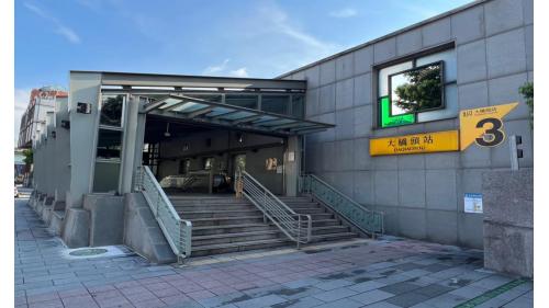 &nbsp;大橋頭站編號為O12，副站名大橋國小，位於民權西路，於2010年11月啟用，本站為新莊線與蘆洲線分界。大橋頭站為地下四層車站，設有3處出入口。【圖/3號出口，大橋國小】