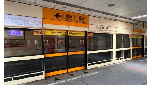 &nbsp;大橋頭站為地下四層車站，設有3處出入口，地下二樓為大廳層，地下四樓為月台層，設有一座島式月台及全高式月台門。【圖/一月台，往蘆洲/廻龍方向】