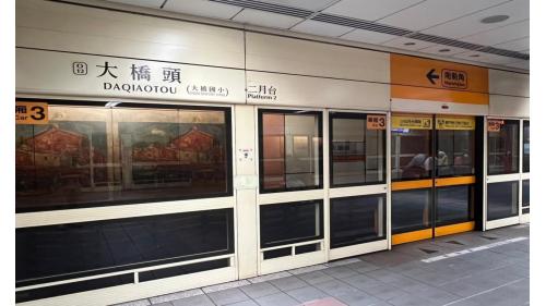 &nbsp;大橋頭站為地下四層車站，設有3處出入口，地下二樓為大廳層，地下四樓為月台層，設有一座島式月台及全高式月台門。【圖/二月台，往南勢角方向】