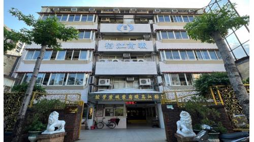 &nbsp;大橋頭站編號為O12，副站名大橋國小，位於民權西路，於2010年11月啟用，本站為新莊線與蘆洲線分界。車站附近有大橋國小、民權國中及稻江商職等。
