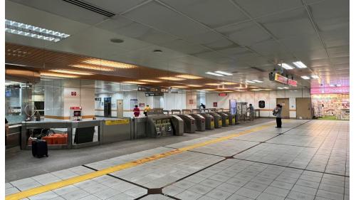 &nbsp;台北橋站位於重新路一段上，於2012年1月啟用，站體與住宅大樓共構。台北橋站為地下六層車站，設有1處出入口，地下三樓為連通道層，地下四樓為大廳層及上層月台層，地下六樓為下層月台層。