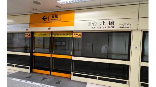 &nbsp;台北橋站為地下六層車站，地下三樓為連通道層，地下四樓為大廳層及上層月台層，地下六樓為下層月台層，設有一座側式月台及全高式月台門。【圖/地下六樓一月台，往廻龍方向】