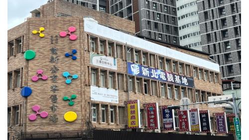 &nbsp;台北橋站編號為O13，位於重新路一段上，於2012年1月啟用，站體與住宅大樓共構，附近設有中央市場、三重農會及三和夜市。