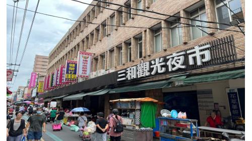 &nbsp;台北橋站編號為O13，位於重新路一段上，於2012年1月啟用，站體與住宅大樓共構，附近設有中央市場、三重農會及三和夜市。