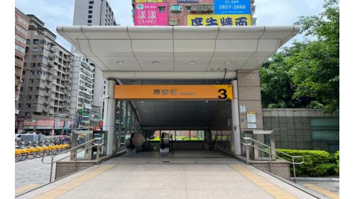 &nbsp;菜寮站副站名新北市立醫院，位於重新路三段上，於2012年1月啟用，菜寮站為地下二層車站，設有3處出入口。【圖/3號出口(中山藝術公園)位於車站北端】