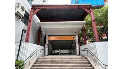 &nbsp;中和新蘆線三重站為地下四層車站，設有3處出入口，地下三樓為大廳層，地下四樓為月台層，設有一座島式月台及全高式月台門。【圖/2號出口，重新路四段】