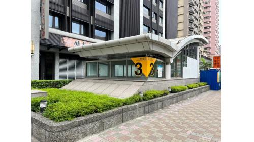 &nbsp;中和新蘆線三重站為地下四層車站，設有3處出入口，地下三樓為大廳層，地下四樓為月台層，設有一座島式月台及全高式月台門。【圖/3號出口，捷運路】