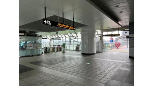 &nbsp;中和新蘆線三重站為地下四層車站，設有3處出入口，地下三樓為大廳層，地下四樓為月台層，設有一座島式月台及全高式月台門，於大廳層設有公共藝術《時代的回聲》。