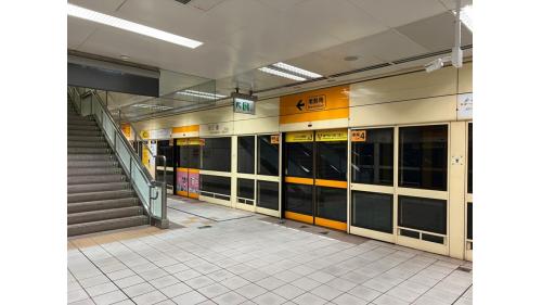&nbsp;中和新蘆線三重站為地下四層車站，設有3處出入口，地下三樓為大廳層，地下四樓為月台層，設有一座島式月台及全高式月台門。【圖/二月台，往南勢角方向】
