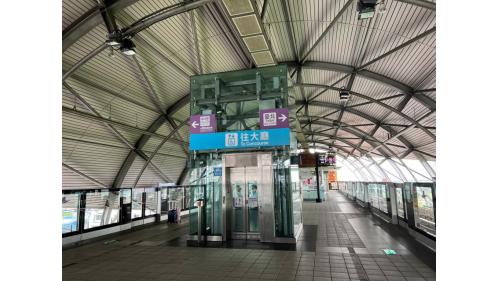 &nbsp;機場捷運三重站為地上四層之車站，地上二樓為大廳層，地上四樓為月台層，設有一座島式月台及全高式月台門。【圖/桃園機場捷運月台】