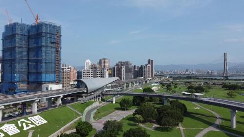 &nbsp;中和新蘆線三重站欲轉乘桃園機場捷運之旅客，可自一號出口方向搭乘專用電扶梯向上直達桃園機場捷運。