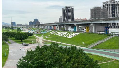 &nbsp;三重站附近有新北大都會公園，為新北市最為廣大之公園。
