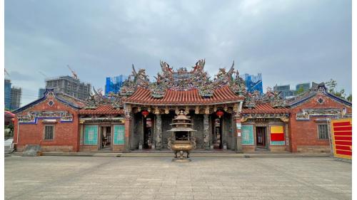 &nbsp;先嗇宮站編號為O16，位於重新路五段，於2012年1月啟用，為地下二層車站。車站附近有三重先嗇宮及三重興穀國小。