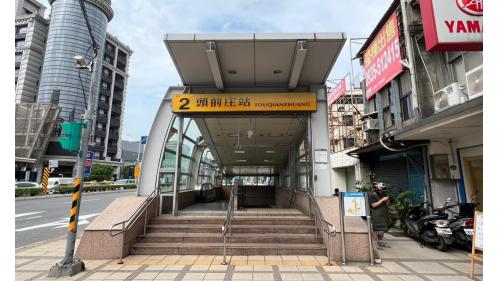 &nbsp;頭前庄站位於思源路上，副站名為台北醫院，為環狀線之轉乘站。在中和新蘆線編號為O17，於2012年1月啟用，為地上四層地下二層之車站，設有4處出入口。
&nbsp;