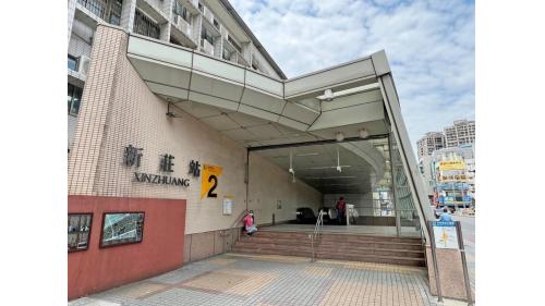&nbsp;新莊站為地下二層車站，設有2處出入口，地下一樓為大廳層，地下二樓為月台層，設有一座島式月台及全高式月台門。【圖/2號出口，新莊國中、中正路】