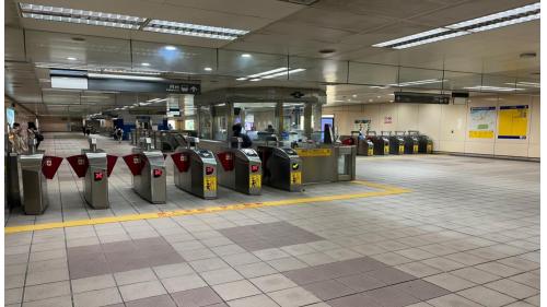 &nbsp;新莊站為地下二層車站，設有2處出入口，地下一樓為大廳層，地下二樓為月台層，設有一座島式月台及全高式月台門。