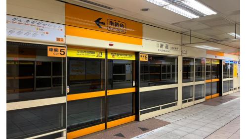 &nbsp;新莊站為地下二層車站，設有2處出入口，地下一樓為大廳層，地下二樓為月台層，設有一座島式月台及全高式月台門。 【圖/二月台，往南勢角方向】