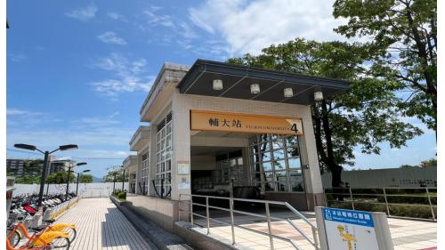 &nbsp;輔大站為地下二層車站，設有4處出入口，地下一樓為大廳層，地下二樓為月台層，設有一座島式月台及全高式月台門。