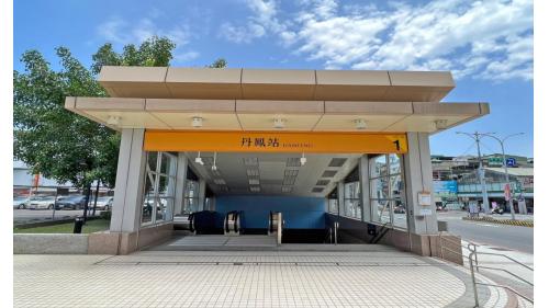 &nbsp;丹鳳站編號為O20，位於中正路上，於2012年1月啟用。丹鳳站為地下二層車站，設有2處出入口。【圖/1號出口，中正路，位於車站北側。】