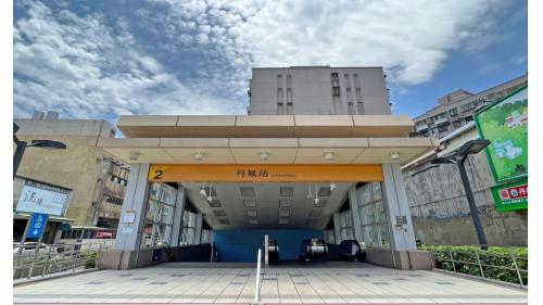 &nbsp;丹鳳站編號為O20，位於中正路上，於2012年1月啟用。丹鳳站為地下二層車站，設有2處出入口。【圖/2號出口，民安路，無障礙電梯位於出口2。】